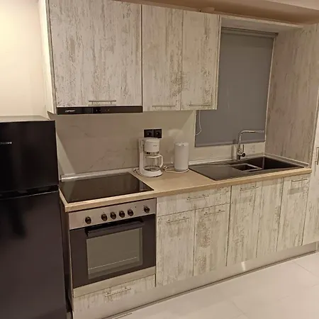 Newly Renovated Next To The Port Appartement Mantouki